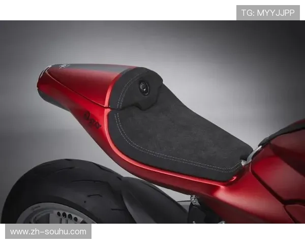 奥康巴西站推出塞纳主题特别版头盔，致敬传奇车手